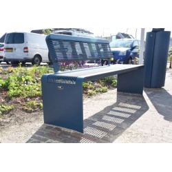 Banc en acier avec dossier modèle Bend en situation