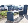 Banc en acier avec dossier modèle Bend en situation